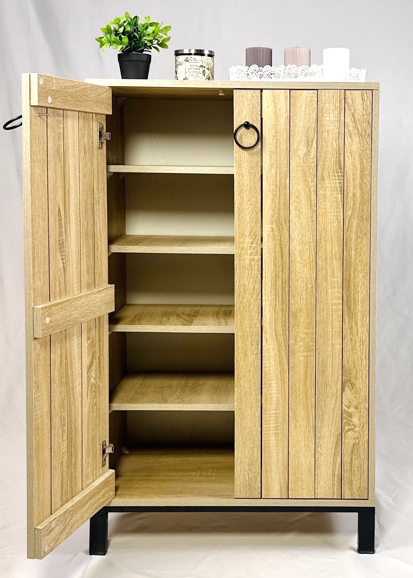 Straps shoe cabinet
