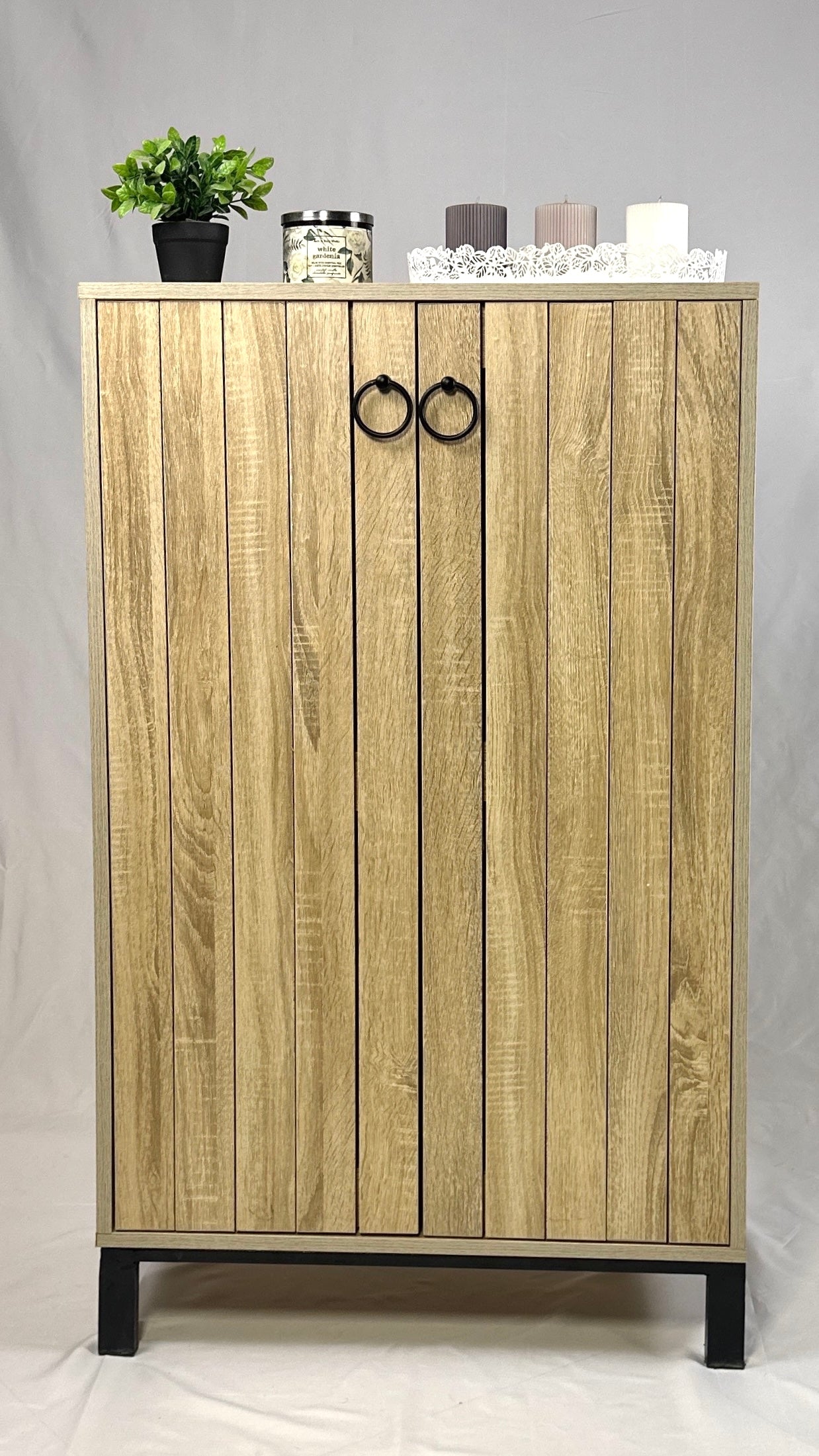 Straps shoe cabinet