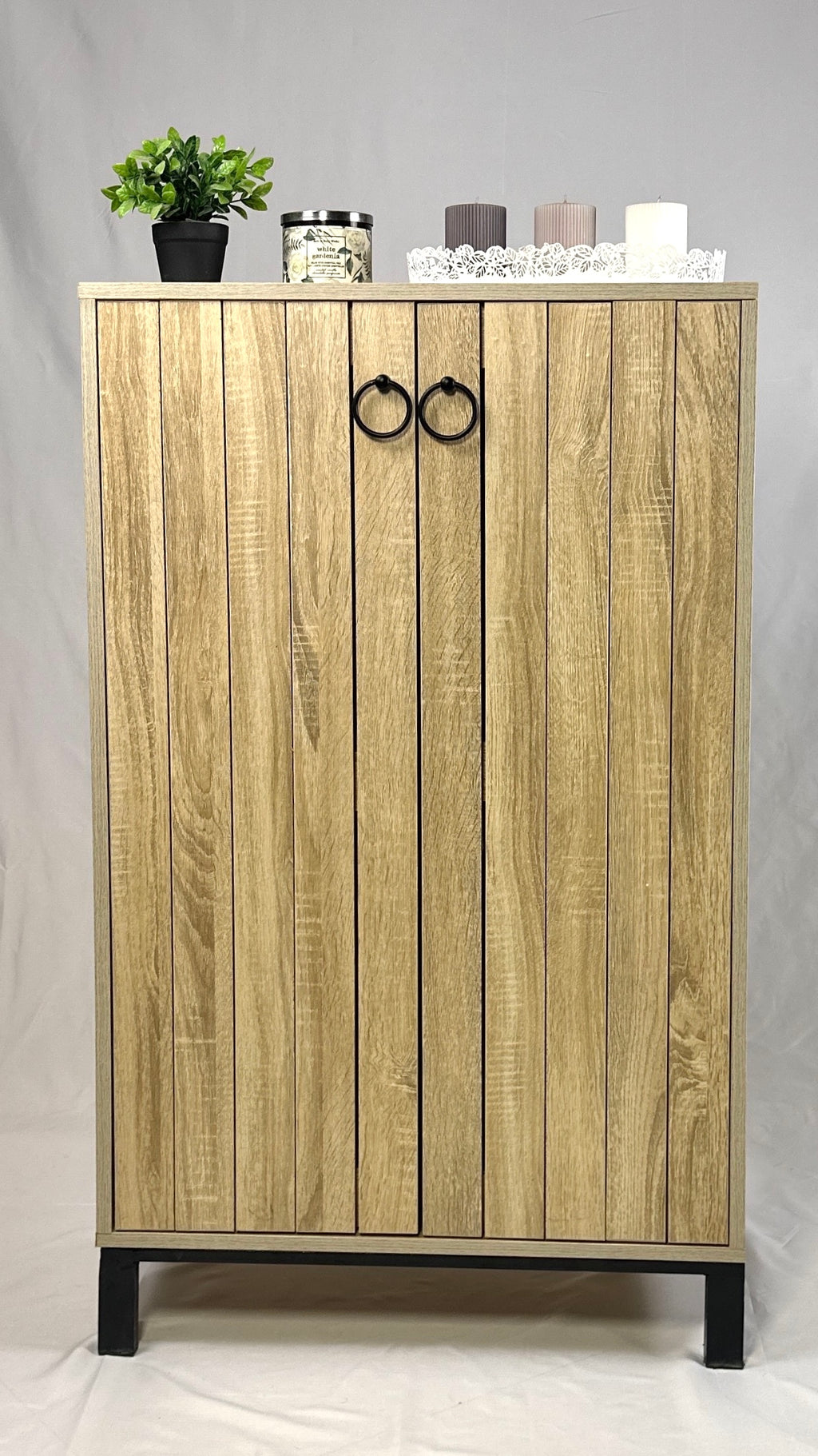 Straps shoe cabinet